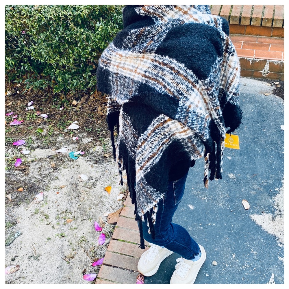 Gorgeous soft oversized shawl/scarf fringed - Picture 4 of 6